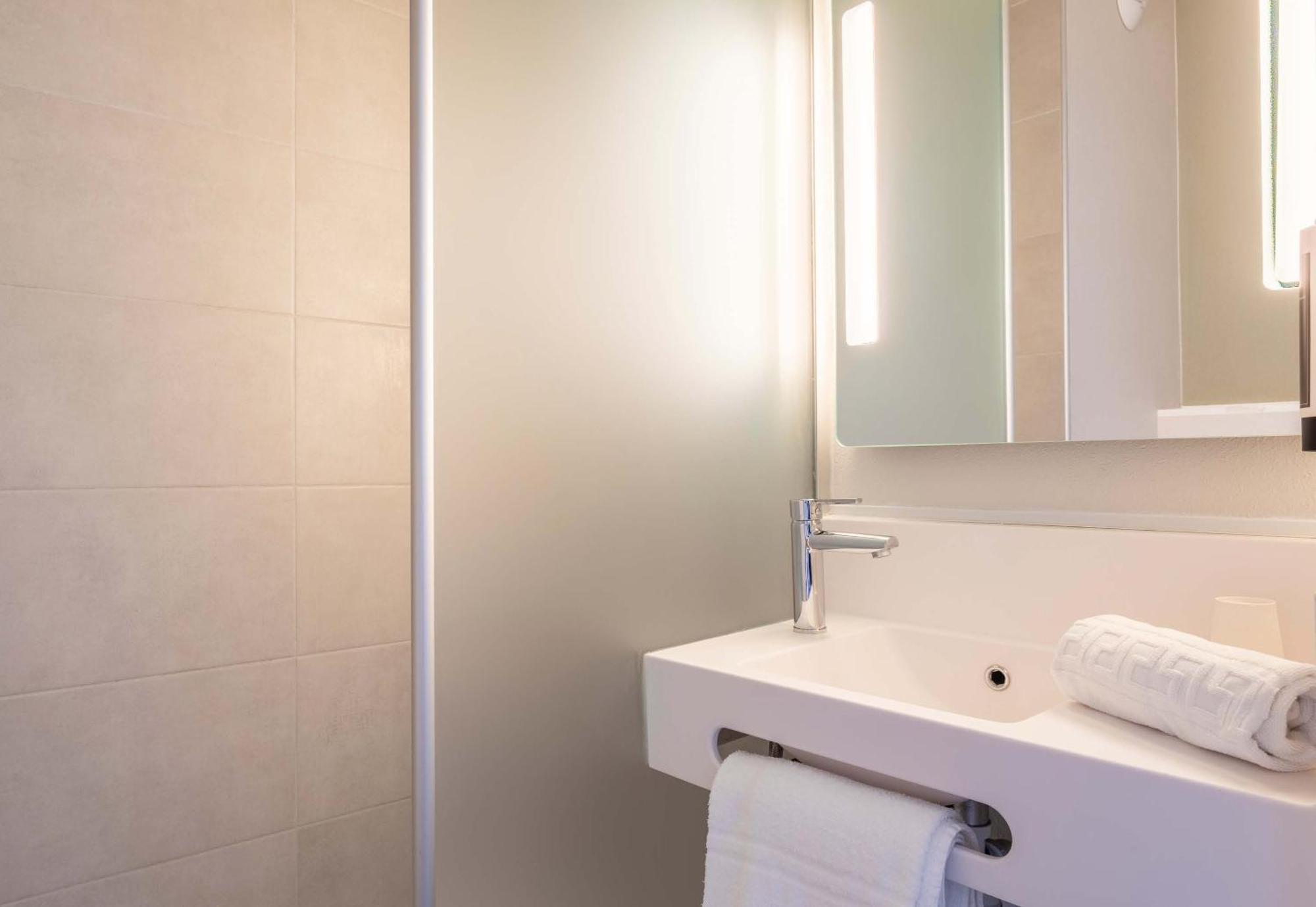 B&B HOTEL Saint-Martin-de-Crau Alpilles Camargue Extérieur photo